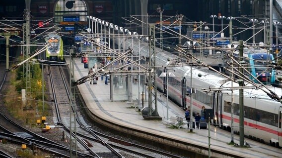 Züge stehen im Kieler Hauptbahnhof in Folge einer Störung bei der Bahn. © Daniel Friederichs 