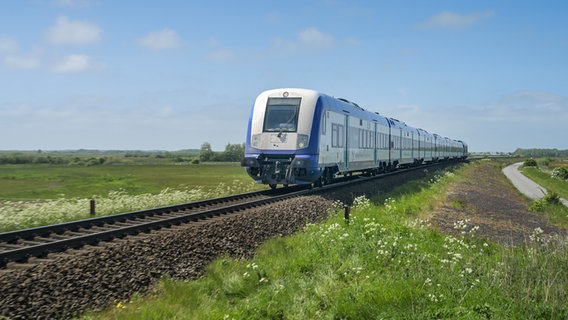 Ein Zug (Sylt-Shuttle) fährt auf einem Gleis auf dem Hindenburgdamm © picture Alliance / Schoening Foto: Schoening