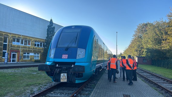 Ein Zug steht auf einem Gleis © NDR Foto: Christiane von Possel