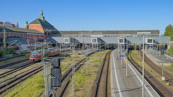 Der Lübecker Hauptbahnhof © picture alliance / imageBROKER Foto: Schoening