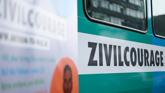 auf einem Zug ist das Wort "Zivilcourage" gedruckt. © picture alliance/dpa Foto: Edith Geuppert