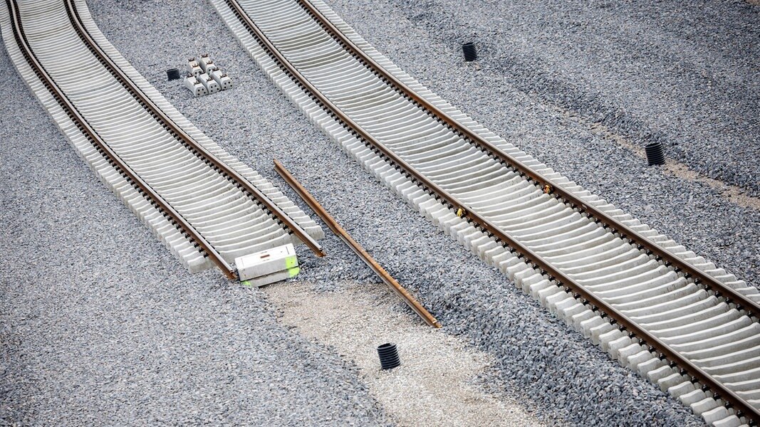 Im Bau befindliche Eisenbahnstrecken mit zwei Gleisen. 