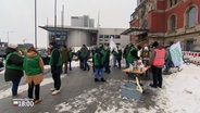 Menschen versammeln sich vor dem Kieler HBF zu einem Streik der GDL. © NDR 