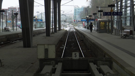Der GDL-Streik sorgt für leere Gleise und Bahnsteige am Kieler Hauptbahnhof. © NDR Foto: NDR
