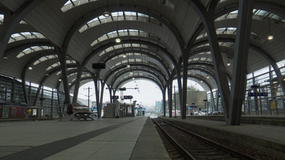 Der GDL-Streik sorgt für leere Gleise und Bahnsteige am Kieler Hauptbahnhof. © NDR Foto: NDR