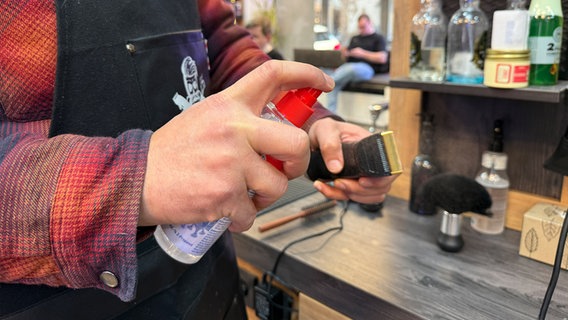 In einem Barbershop in Flensburg wird ein Haarschneider desinfiziert. © NDR Foto: Zahlmann, Jörn