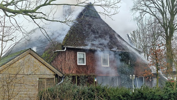 Ein brennendes Haus in Barlt. © Westküsten-News Foto: D.Bartsch