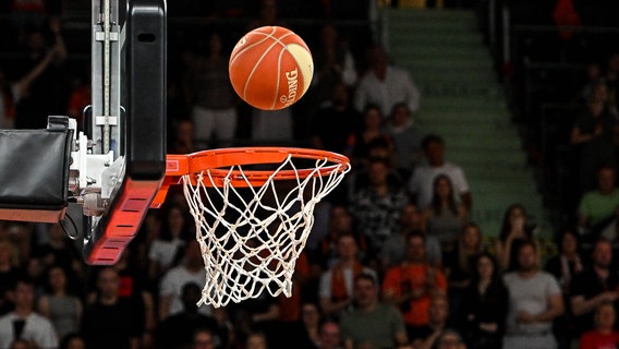 Ein Basketball steht kurz davor, durch den Korbring zu fallen. © IMAGO / Nordphoto 