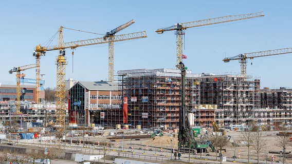 Wohnungen und Gewerbeflächen werden in Kiel-Hörn am Willy-Brandt-Ufer gebaut. © picture alliance/dpa Foto: Markus Scholz