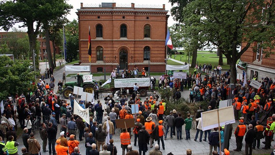 Die demonstrierenden Bauern stehen vor dem Landeshaus in Kiel. © NDR Foto: Rebekka Merholz