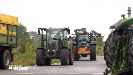 Am Eiderdamm demonstrieren Landwirte. © NDR 