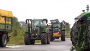 Am Eiderdamm demonstrieren Landwirte. © NDR 