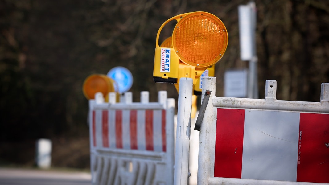 Wieder Unfall: Motorroller Fährt Trotz Sperrung Gegen Kieshaufen | NDR ...