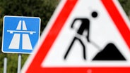 Ein Schild weist auf eine Baustelle auf einer Autobahn hin. © picture alliance/dpa/dpa-Zentralbild | Jan Woitas Foto: Jan Woitas