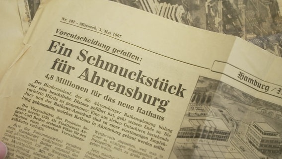 Eine Zeitung mit der Überschrift: Ein Schmuckstück für Ahrensburg © NDR Foto: NDR Screenshot