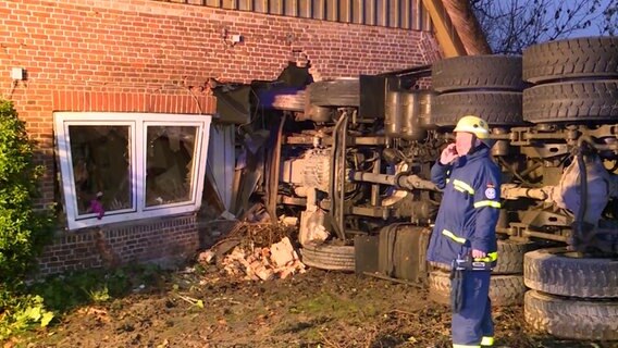 Ein Betonmischer ist in ein Wohnhaus gekracht. © Westküstennews 