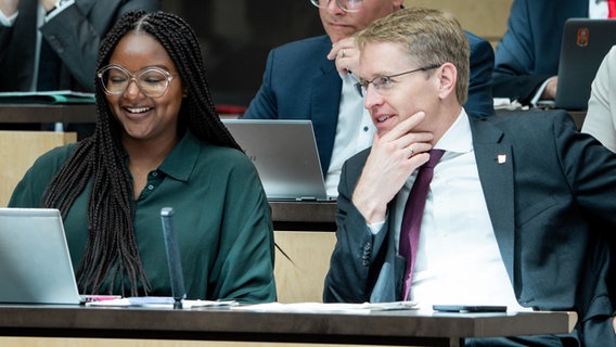 Aminata Touré und Daniel Günther sitzen nebeneinander im schleswig-holsteinischen Landtag © picture alliance / Flashpic Foto:  Jens Krick