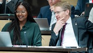 Aminata Touré und Daniel Günther sitzen nebeneinander im schleswig-holsteinischen Landtag © picture alliance / Flashpic Foto:  Jens Krick