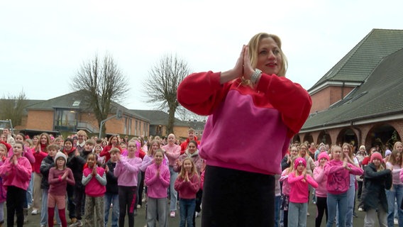 Zahlreiche Kinder und Jugendliche tanzen bei der Aktion "Gewalt gegen Frauen". © NDR 