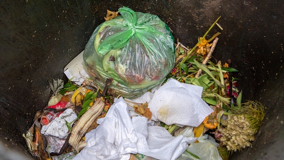 In einer Biomülltonne befinden sich neben Bioabfällen auch Plastikabfälle. © picture alliance Foto: Andrea Warnecke