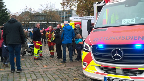 Ein Einsatzfahrzeug des Rettungsdienstes steht in der Fußgängerzone von Neumünster bei einer Aktion für Nachwuchsbewerbung. © NDR 