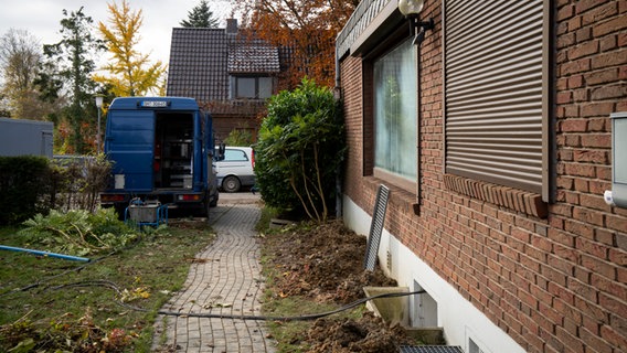 Der Kampfmittelräumdienst sucht unter dem Haus von Familie Onur in Heikendorf nach einer alten Fliegerbombe. © NDR Foto: Thomas Viet Dang