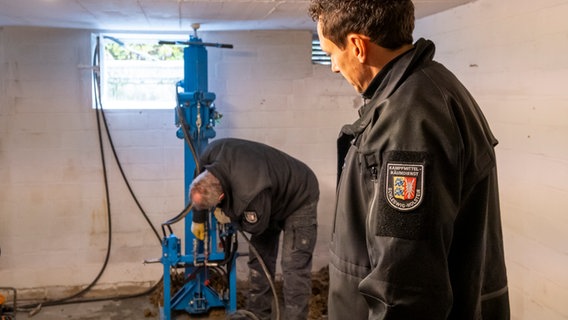 Der Kampfmittelräumdienst Schleswig-Holstein sucht in Heikendorf unter einem Wohnhaus nach einer alten Fliegerbombe. © NDR Foto: Thomas Viet Dang