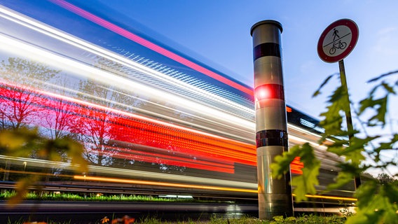 Symbolfoto: Ein Stationärer Blitzer © IMAGO / MiS 