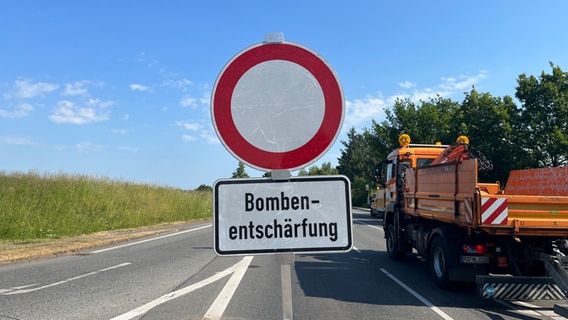 Ein Straßenschild mit der Aufschrift "Bombenentschärfung". © Christian Nagel Foto: Christian Nagel