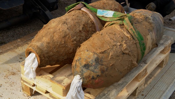 Zwei entschärfte Bomben aus dem Zweiten Weltkrieg. © NDR 