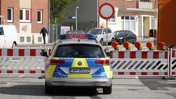 Eine Fahrzeug der Polizei steht vor einer Absperrung. © NDR Foto: Carsten Salzwedel