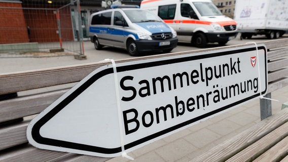 Ein Schild mit der Beschriftung Sammelpunkt Bombenräumung hängt vor einem Rettungs- und einem Polizeiwagen. © dpa-Bildfunk Foto: Markus Scholz