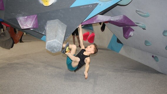 Der 8-jähige Emil beim Bouldertraining. © NDR Foto: Fatma Sahin