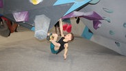 Der 8-jähige Emil beim Bouldertraining. © NDR Foto: Fatma Sahin