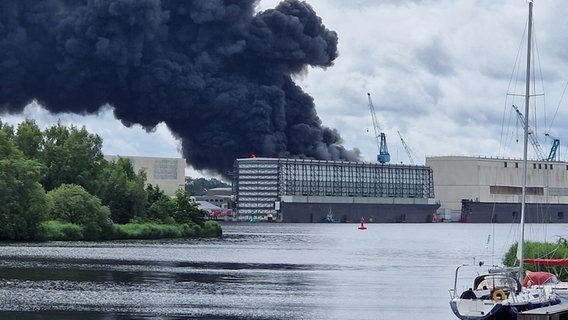 Dunkle Rauchschwaden steigen vom Gelände einer Werft am Nord-Ostsee-Kanal bei Rendsburg auf. © NDR Foto: Mario Lübker