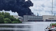 Dunkle Rauchschwaden steigen vom Gelände einer Werft in Schacht-Audorf am Nord-Ostsee-Kanal bei Rendsburg auf. © NDR Foto: Mario Lübker