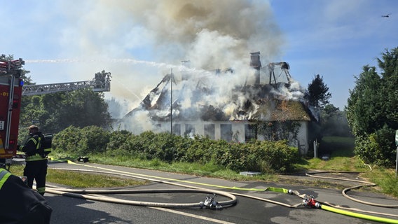 Reetdachhaus in Brand © Daniel Passig, Kreispressewart Feuerwehrverband RD-ECK Foto: Daniel Passig, Kreispressewart Feuerwehrverband RD-ECK