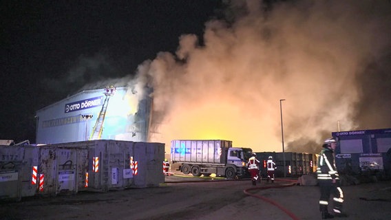 Ein Brand bei der Sortierhalle von Otto Dörner in Tornesch © Florian Sprengler Foto: Florian Sprengler