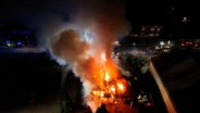 Eine Luftbildaufnahme während eines Feuerwehreinsatzes an einem brennenden Haus © NDR Foto: NDR Screenshot