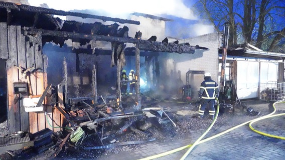 Feuerwehrleute bei einem augebranntes Gebäude in Rastorf. © privat 