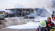 Die Feuerwehr bei einem Löscheinsatz in einer Kfz-Werkstatt © Florian Sprenger Foto: Florian Sprenger