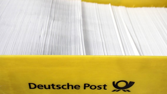 Zahlreiche Briefe liegen in einer gelben Postbox. © IMAGO Foto: Ralph Peters