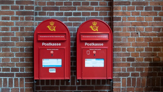 Der Schriftzug Postkasse steht auf zwei roten, dänischen Briefkästen © picture alliance / dpa-Zentralbild Foto: Stephan Schulz