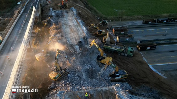 Bagger arbeiten am Neubau einer Brück an der A1 bei Bargteheide. © NDR 