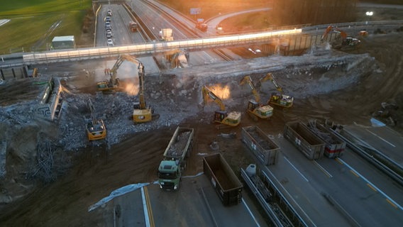 Bagger arbeiten am Neubau einer Brück an der A1 bei Bargteheide. © NDR 