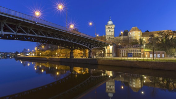 Brücke über den Elbe Lübeck Kanal und Burgtor, mittelalterliches Stadttor der Hansestadt Lübeck bei Nacht. © picture alliance / imageBROKER | alimdi / Arterra Foto: Sven-Erik Arn