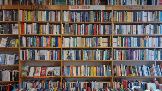 Von oben bis unten voll: Mindestens 6000 Bücher warten hier auf den Verkauf. © NDR Foto: Laura Albus