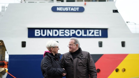 Zwei Personen schütteln sich vor einem Schiff der Bundespolizei die Hand © dpa-Bildfunk Foto: Marcus Brandt