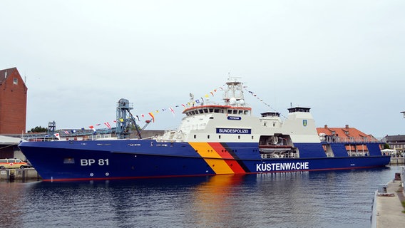 Das neue Bundespolizeischiff "Potsdam" steht an einem Anleger im Hafen von Neustadt. © NDR Foto: Phillip Kamke