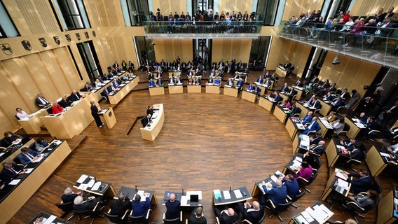 Mona Neubaur (Bündnis 90/Die Grünen) spricht bei der Plenarsitzung im Deutschen Bundesrat am Rednerpult. © dpa-Bildfunk / Bernd von Jutrczenk Foto: Bernd von Jutrczenk